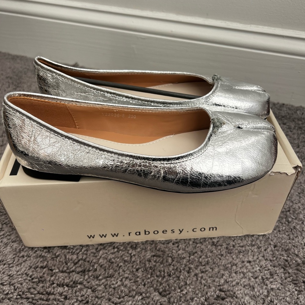 New Silver Raboesy Tabi Flats Size 9 Women’s - Picture 2 of 7